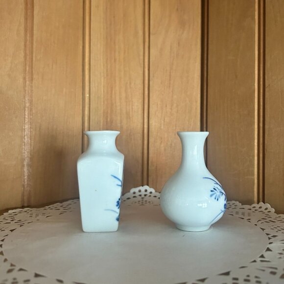 Vintage Miniature Blue & White Ceramic Vases Floral Pattern Small Bud Vase China - Picture 4 of 6